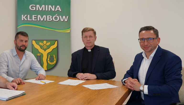 Umowa na prace restauratorskie i budowlane przy zabytkowym cmentarzu w Klembowie została podpisana