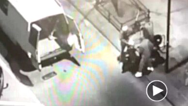 Motocykl zapakowali do busa i odjechali - wszystko uchwyciła kamera [wideo]