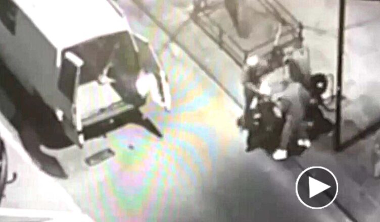 Motocykl zapakowali do busa i odjechali - wszystko uchwyciła kamera [wideo]