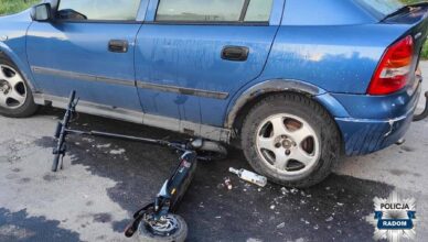 Nietrzeźwi jechali na hulajnodze. Uderzyli w zaparkowanego Opla.