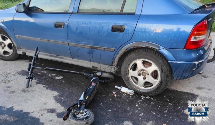 Nietrzeźwi jechali na hulajnodze. Uderzyli w zaparkowanego Opla.
