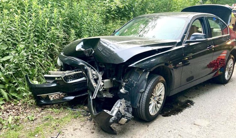 BMW ścięło przydrożną latarnię. Kierująca miała prawie promil alkoholu.