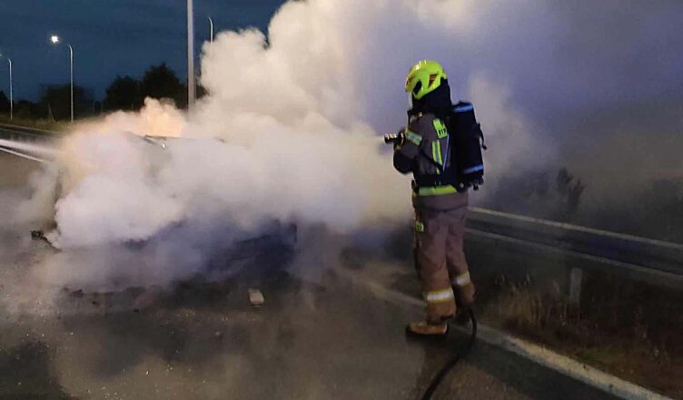 Pożar auta na S8. Samochód spłonął doszczętnie.