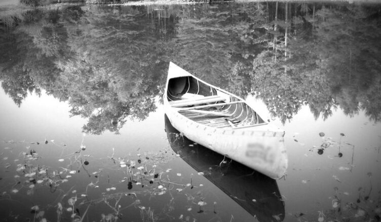 Pusty kajak, ale gdzie kajakarze?