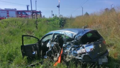 Samochód wjechał w lokomotywę