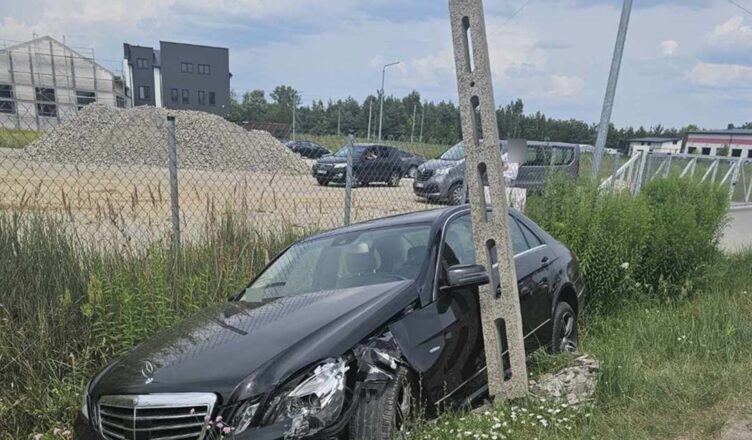 Stracił panowanie nad autem, uderzył w słup energetyczny