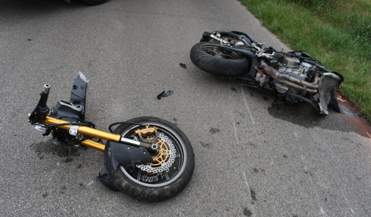 Prędkość, przyczyną wypadku z udziałem motocyklisty – uważajmy na drodze!