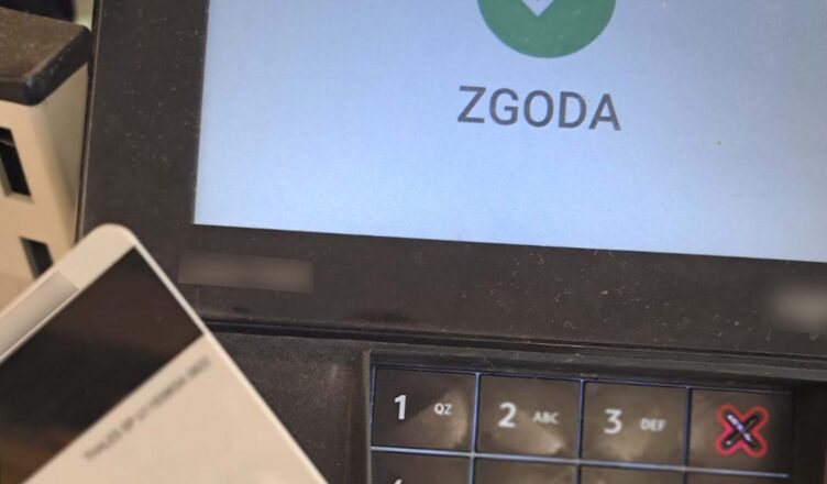 Płacił zbliżeniowo skradzioną kartą