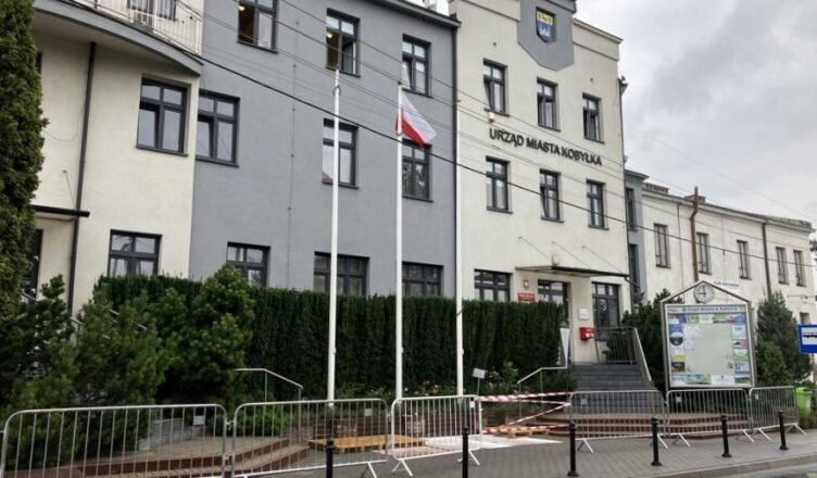 Kobyłka - remont schodów zewnętrznych w budynku Urzędu