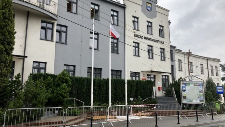 Kobyłka - remont schodów zewnętrznych w budynku Urzędu