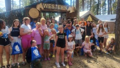 Małgorzata Zyśk Burmistrz Ząbek ze słodkim poczęstunkiem na obozie świetlic środowiskowych