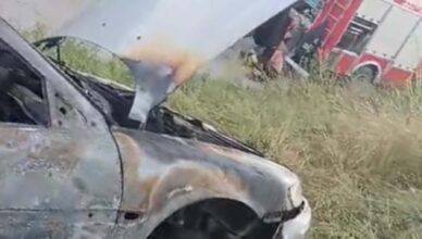 Dwaj pijani sąsiedzi nie przyznawali sie do kierowania a ich pojazd spłonął