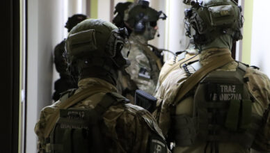 Areszt dla 11 osób podejrzanych o obrót ponad 90 kg narkotyków [wideo]