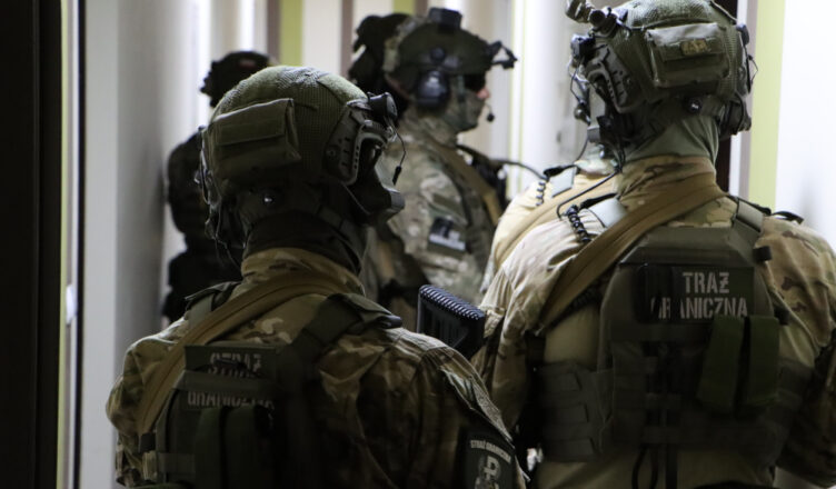 Areszt dla 11 osób podejrzanych o obrót ponad 90 kg narkotyków [wideo]