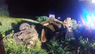 W środku nocy policjant z mazowieckiej drogówki pomagał poszkodowanemu w wypadku