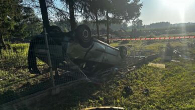 Uszkodzone ogrodzenie, zniszczony samochód i noc w policyjnej celi - to finał przejażdżki pijanego 19-latka