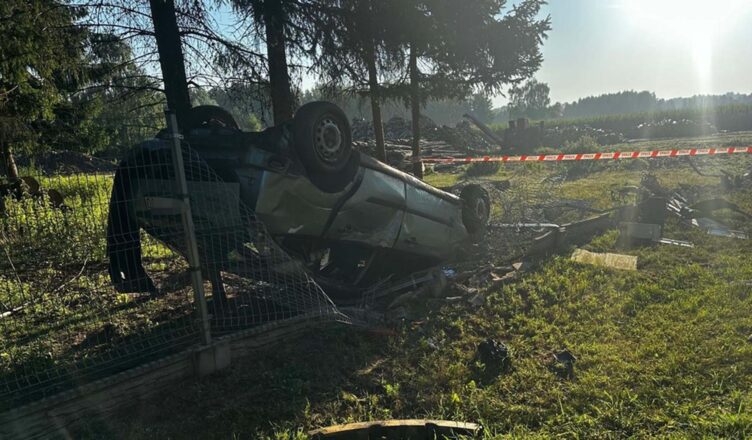 Uszkodzone ogrodzenie, zniszczony samochód i noc w policyjnej celi - to finał przejażdżki pijanego 19-latka