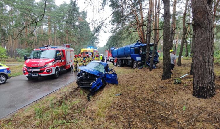 Ciężarówka zderzyła się z osobówką