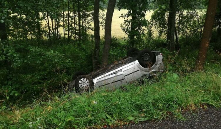 Opady deszczu - policjanci apelują o ostrożność na drodze