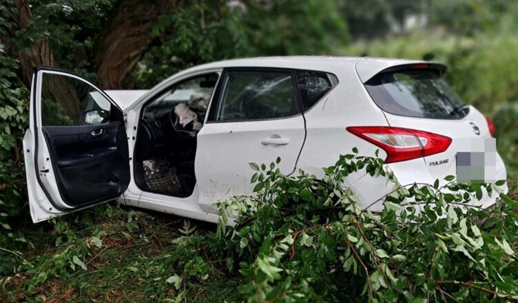 Czołowe zderzenie osobówki z drzewem