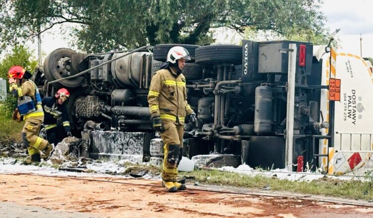 Zderzenie dwóch cystern. W jednej z nich było 15 ton paliwa. W akcji ratunkowej - 15 zastępów straży pożarnej.