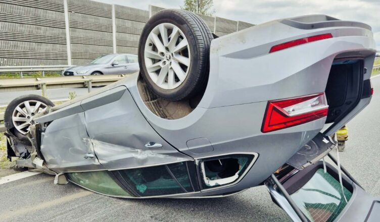 Dachowanie na S8 podczas wyprzedzania ciężarówki