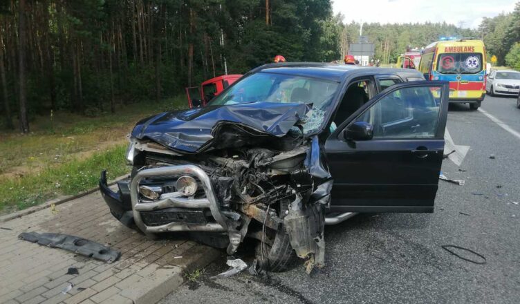Na S8 honda nie ustąpiła pierwszeństwa i zderzyła się z ciężarówką
