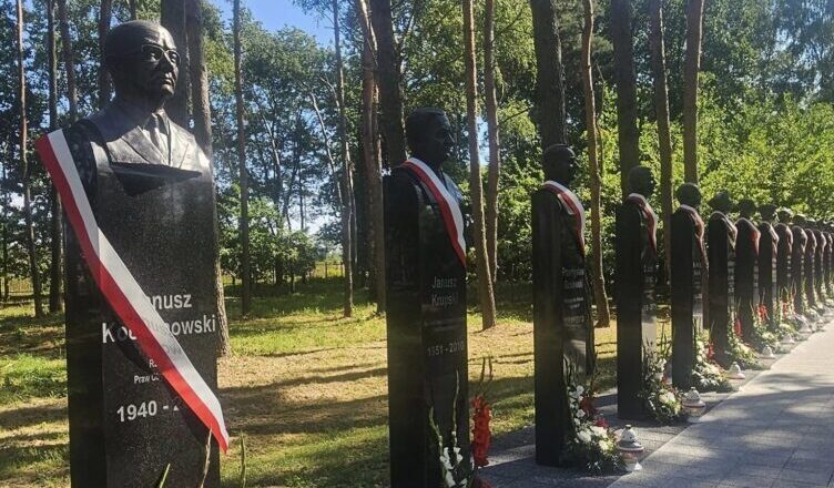 Odsłonięcie Pomnika dr Janusza Kochanowskiego w Ossowie: Hołd dla Obrońcy Praw Obywatelskich