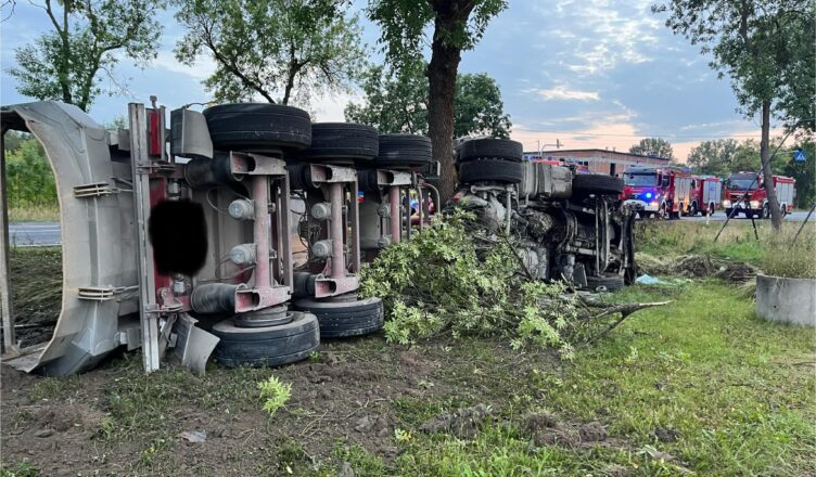 Groźny wypadek w na skrzyżowaniu. Policjanci apelują o ostrożność.