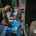 Terytorialsi 5 Mazowieckiej Brygady OT  dostarczają wodę w gminie Staroźreby