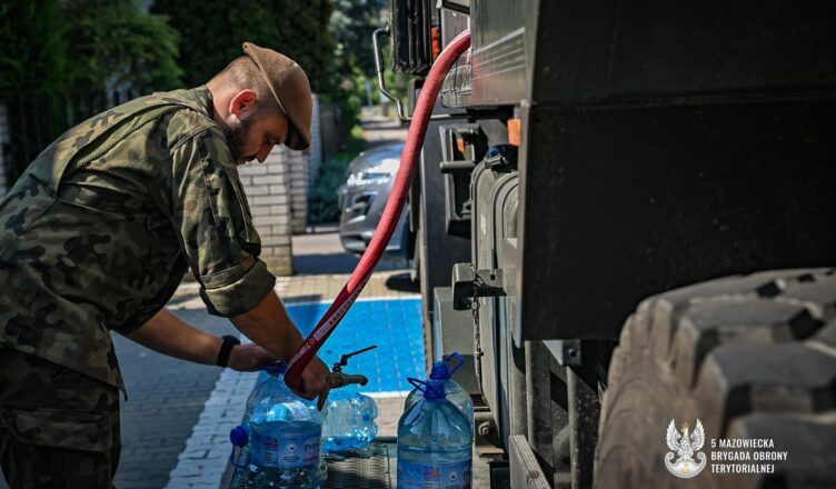 Terytorialsi 5 Mazowieckiej Brygady OT  dostarczają wodę w gminie Staroźreby