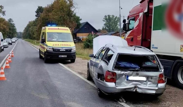 Zderzenie ciężarówki z osobowym na DK 50