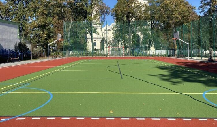 Kobyłka - rewitalizacja przestrzeni sportowej: nowe boisko przy Szkole Podstawowej nr 1