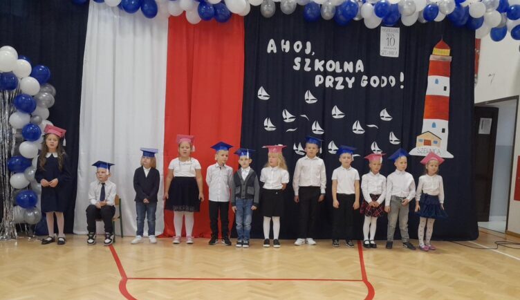 Jadów - Uroczyste pasowanie pierwszoklasistów w Szewnicy: Obchody Dnia Nauczyciela