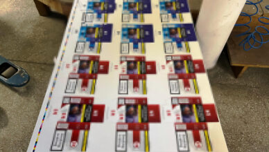 Policjanci zabezpieczyli ponad 53.000 sztuk nielegalnie wytworzonych opakowań papierosów i towarów oraz metek znanych marek z zastrzeżonymi znakami towarowymi