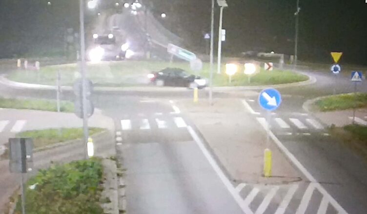 Przejechał przez rondo, uszkodził znak drogowy i swój samochód [wideo]