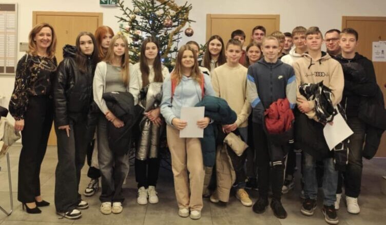 Lekcja samorządu w praktyce: Ósmoklasiści odwiedzili Urząd Gminy Dąbrówka