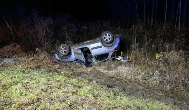 Dachowanie w Tłuszczu: Szybka reakcja strażaków uratowała sytuację