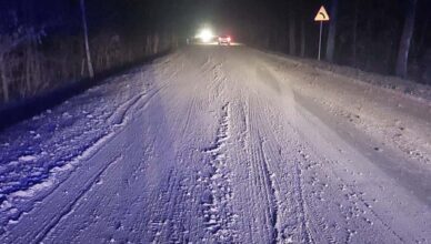 Powtarzający się problem błota na DW 631 – strażacy znów w akcji