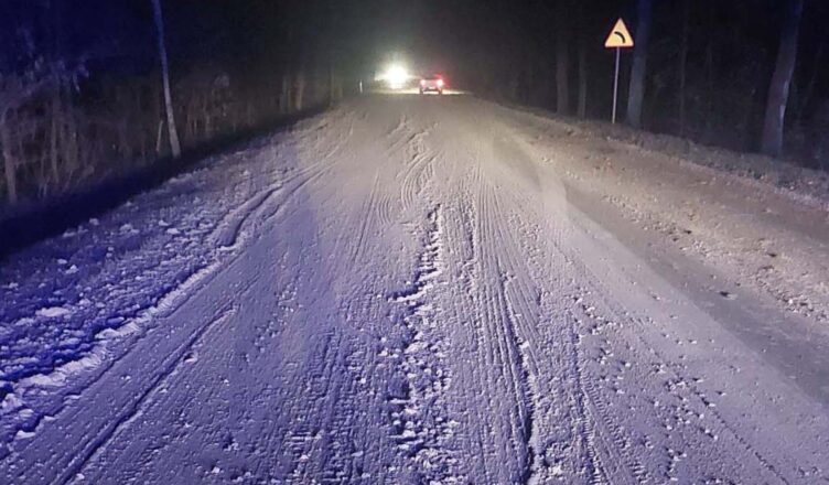 Powtarzający się problem błota na DW 631 – strażacy znów w akcji