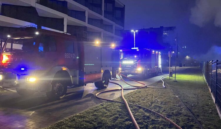 Tragiczny pożar w Zegrzu – Służby w akcji na ul. Groszkowskiego