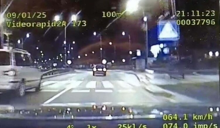 Kolejny kierowca przed przejściem dla pieszych wyprzedził radiowóz