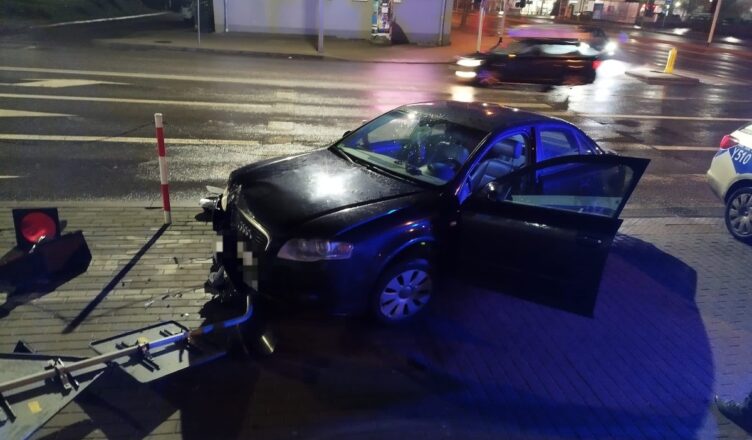 Jazda z prędkością 122 km/h i zlekceważenie czerwonego światła zakończone spotkaniem z sygnalizatorem i utratą prawa jazdy