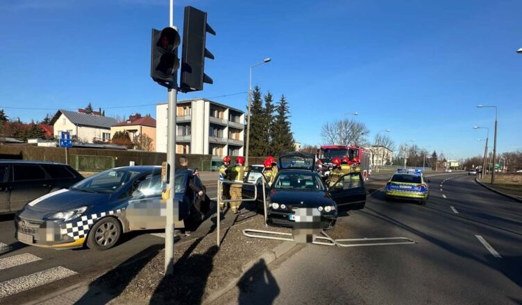 Niedostosowanie prędkości przyczyną kolizji dwóch pojazdów