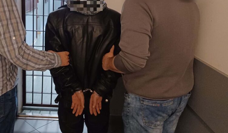 Uzbrojony w wiatrówkę 45-latek strzelał do ludzi. Obezwładnili go policjanci.