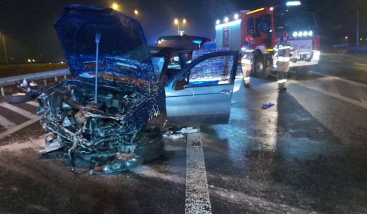 Wypadek drogowy na DK 50. 45-letni kierowca pod wpływem alkoholu oraz z sądowym zakazem prowadzenia pojazdów mechanicznych