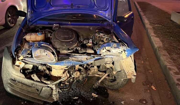 Dramatyczne chwile na drodze: kolizja trzech pojazdów w Klembowie