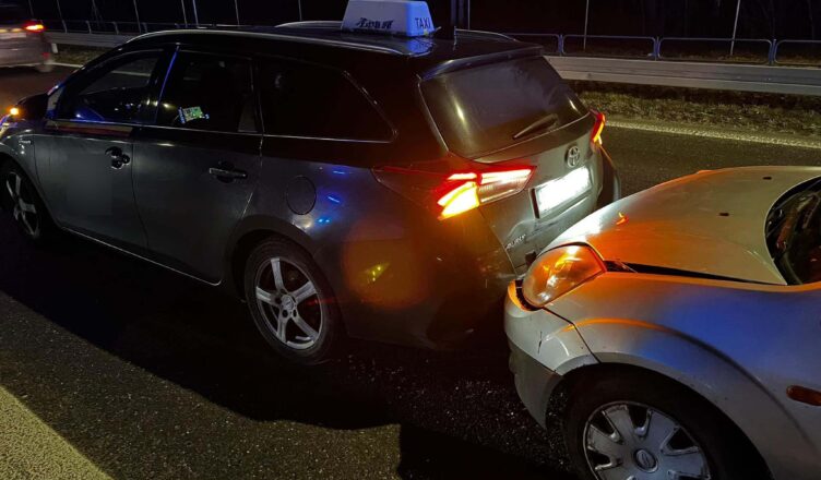 Wypadek na DW 631 w Ząbkach: Służby w akcji