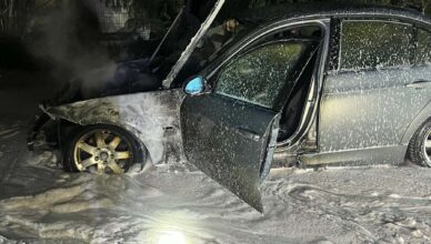 Samochód stanął w płomieniach na ul. Słonecznej w Jasienicy