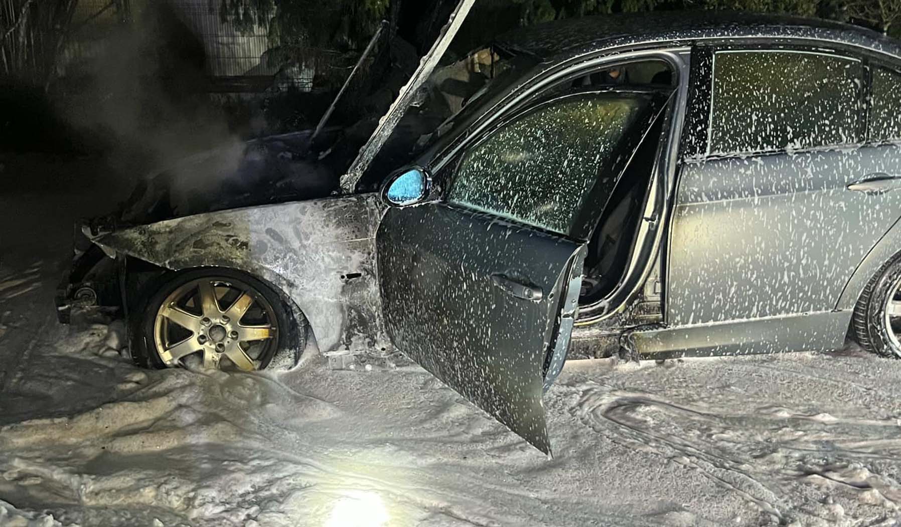 Samochód stanął w płomieniach na ul. Słonecznej w Jasienicy